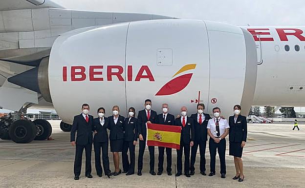 La tripulación, junto al primer Airbus 350-900 que ha pisado el Aeropuerto de Granada. 