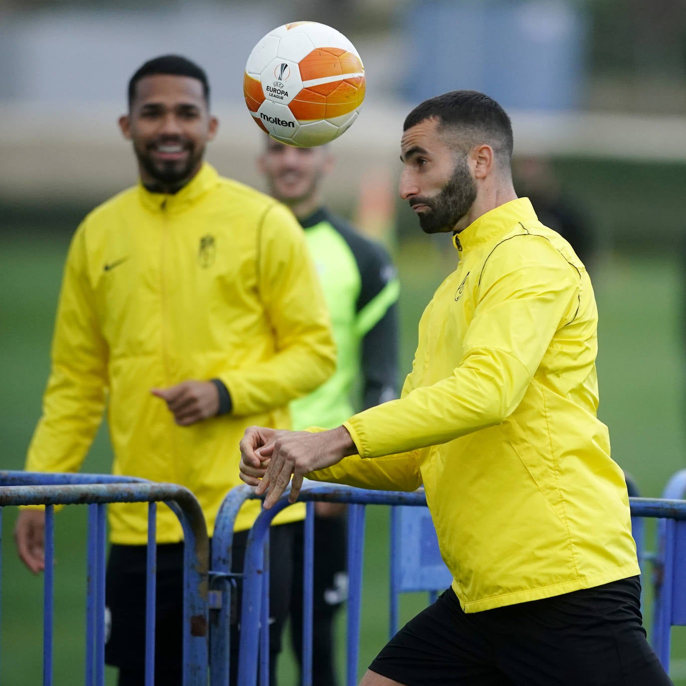 Gonalons juega un balón de cabeza en un entrenamiento. 