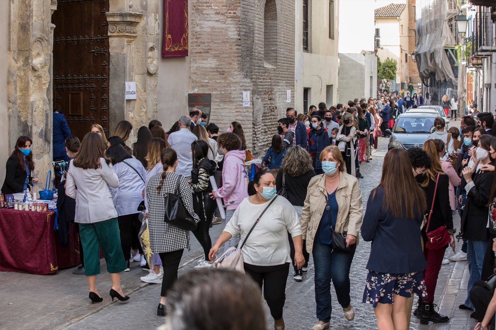 Ambiente en la calle Elvira para ver a la Borriquita