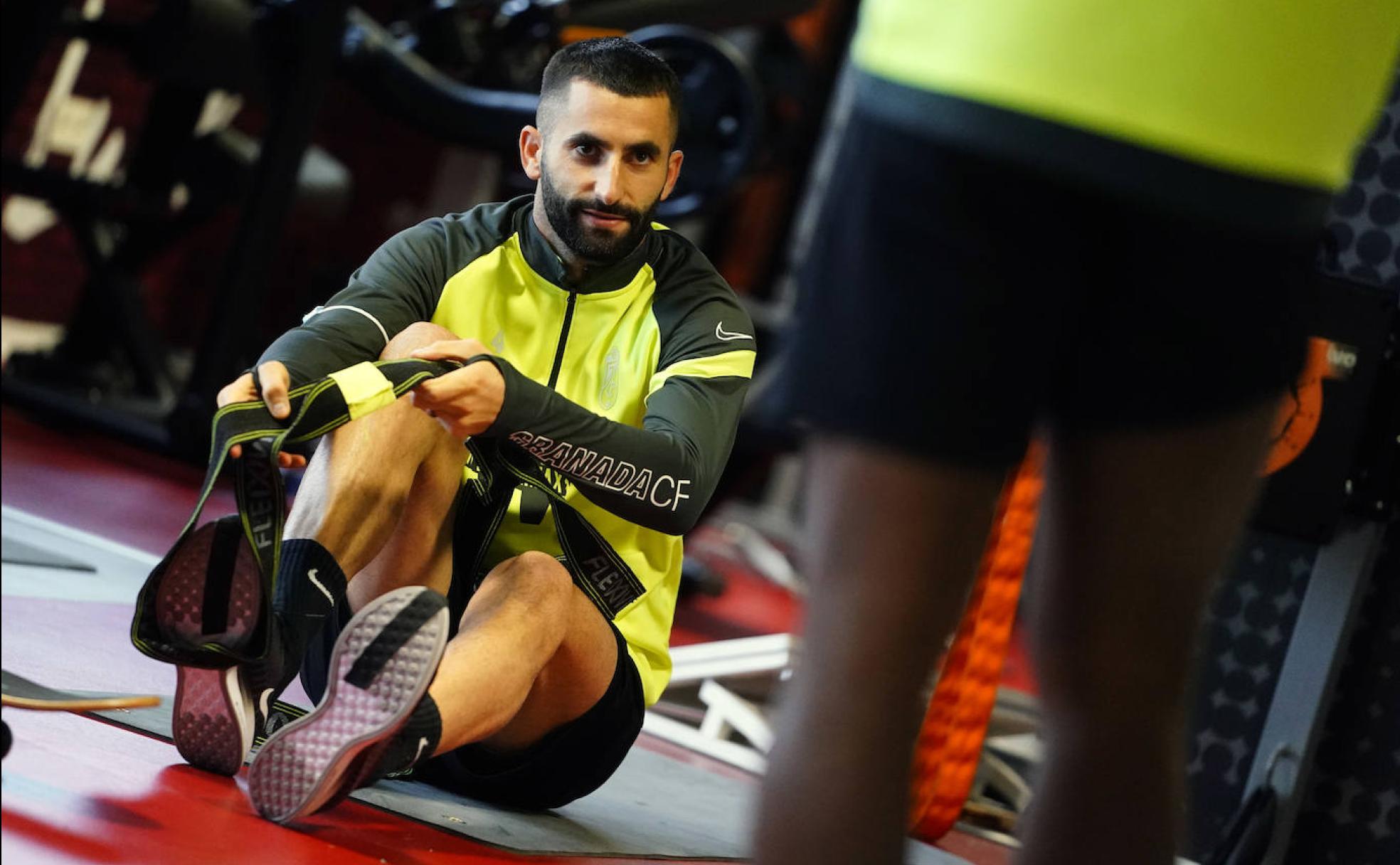 Maxime Gonalons realiza una serie de estiramientos con cintas en el gimnasio de la Ciudad Deportiva del Granada. 