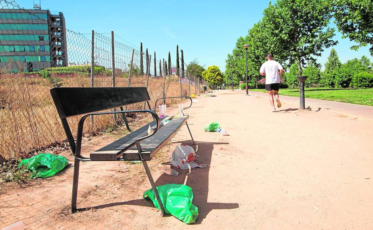 Restos en el parque Tico Medina, donde hay botellones desde hace años.