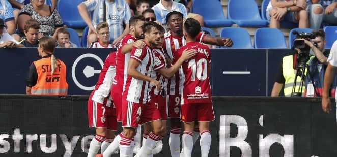 Los rojiblancos felicitan a Sekou por el gol de la victoria en la visita a La Rosaleda en la pasada temporada.