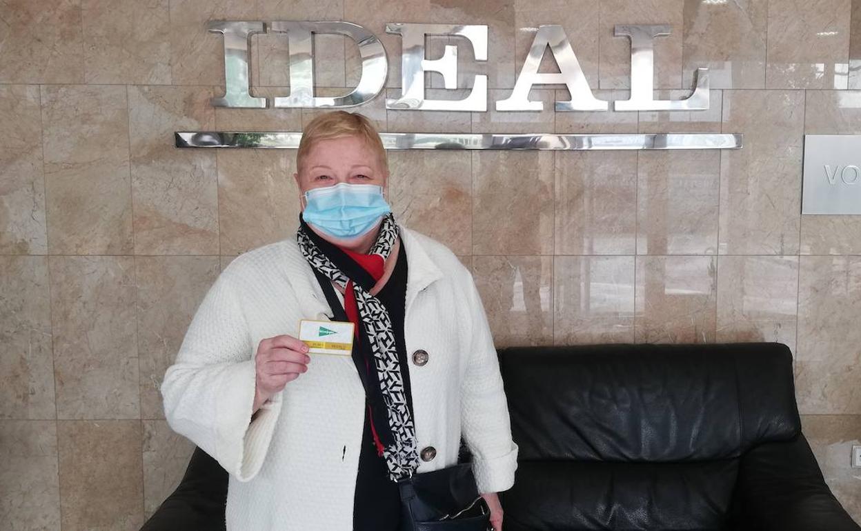 Silvia Brias, una de las suscriptoras afortunadas, recogiendo su premio