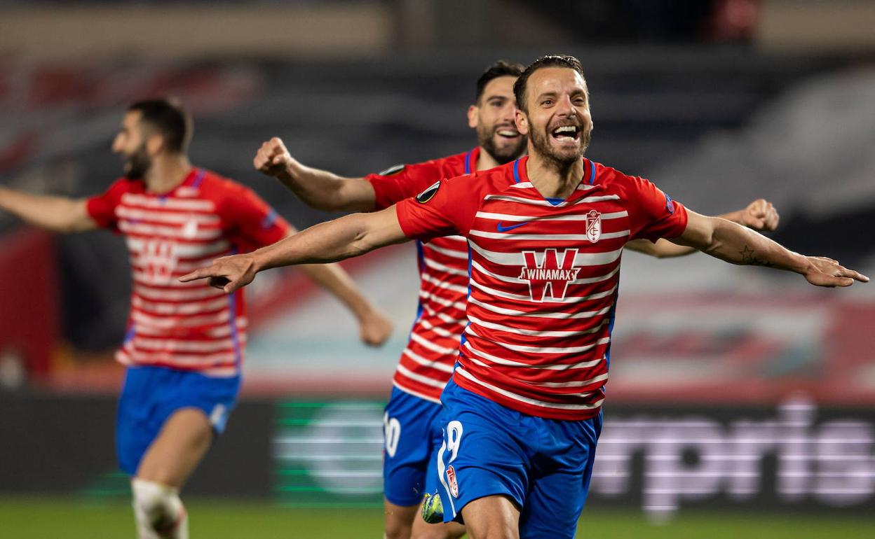 Soldado celebra su gol al Molde en Los Cármenes. 