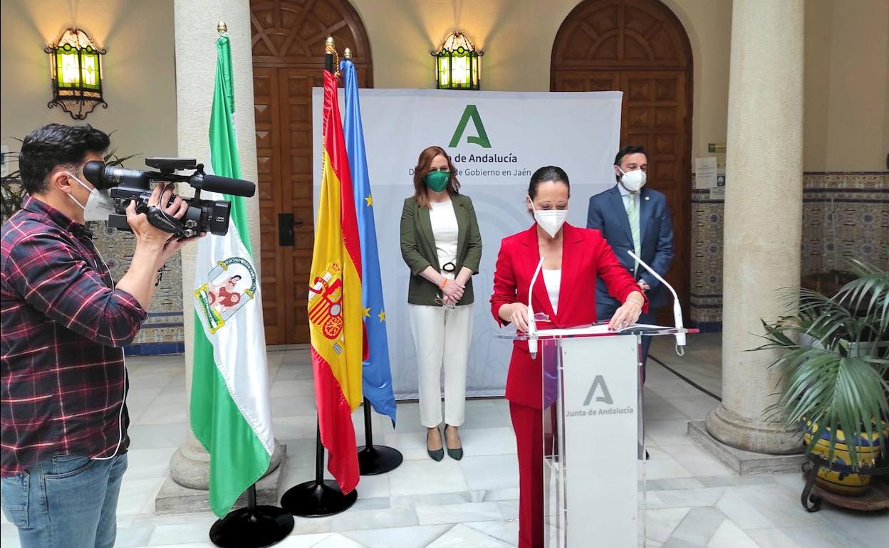 Un cámara graba la intervención de Maribel Lozano, con Marián Adán y Francisco Joaquín Martínez. 