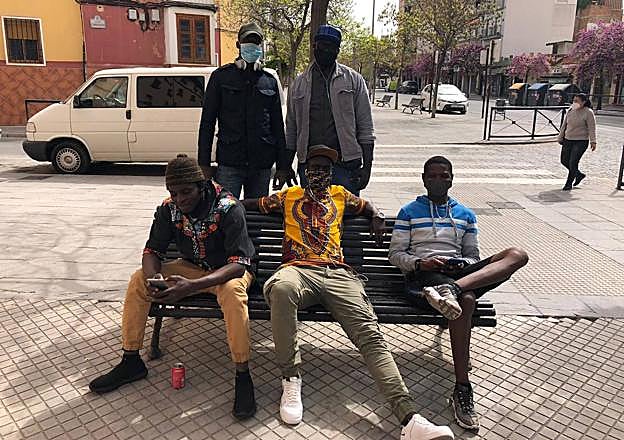 Abdul y Saliu, sentados en el centro y a la derecha. 