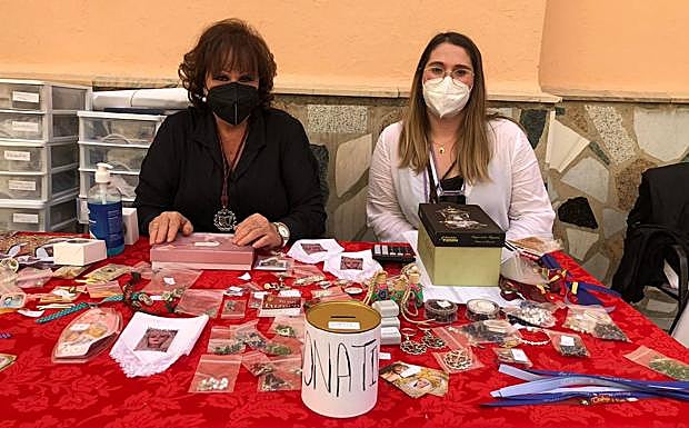Encarnita y Mari, secretaria de la hermandad. 