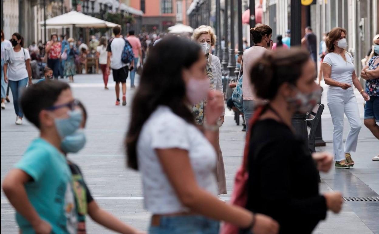 El uso extendido y obligatorio de la mascarilla evita el posible rechazo que pudiera causar entre los alérgicos su uso y favorecerá la menor incidencia. 
