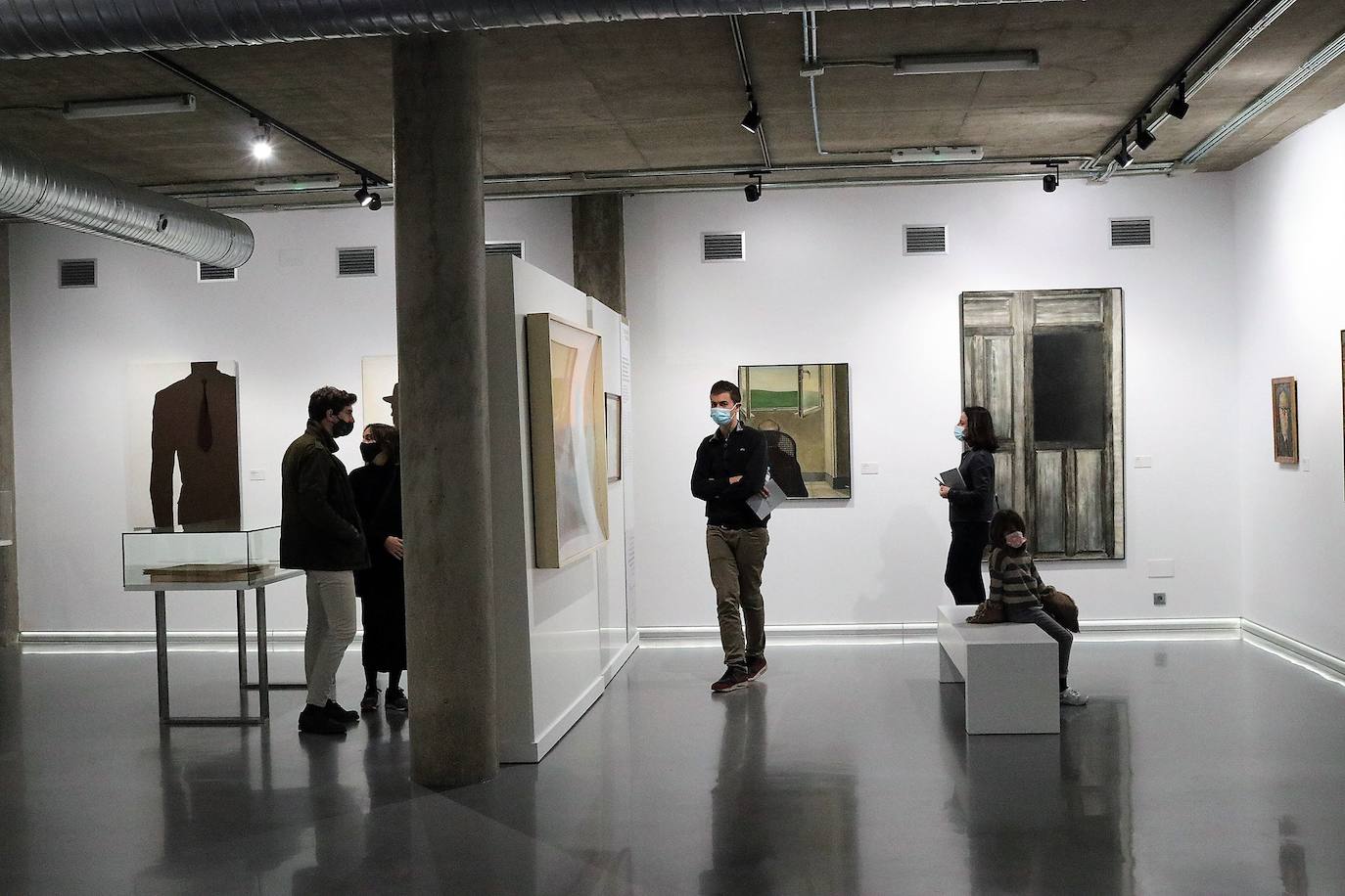 Varias personas contemplan los cuadros que alberga el espacio dedicado al pintor. 