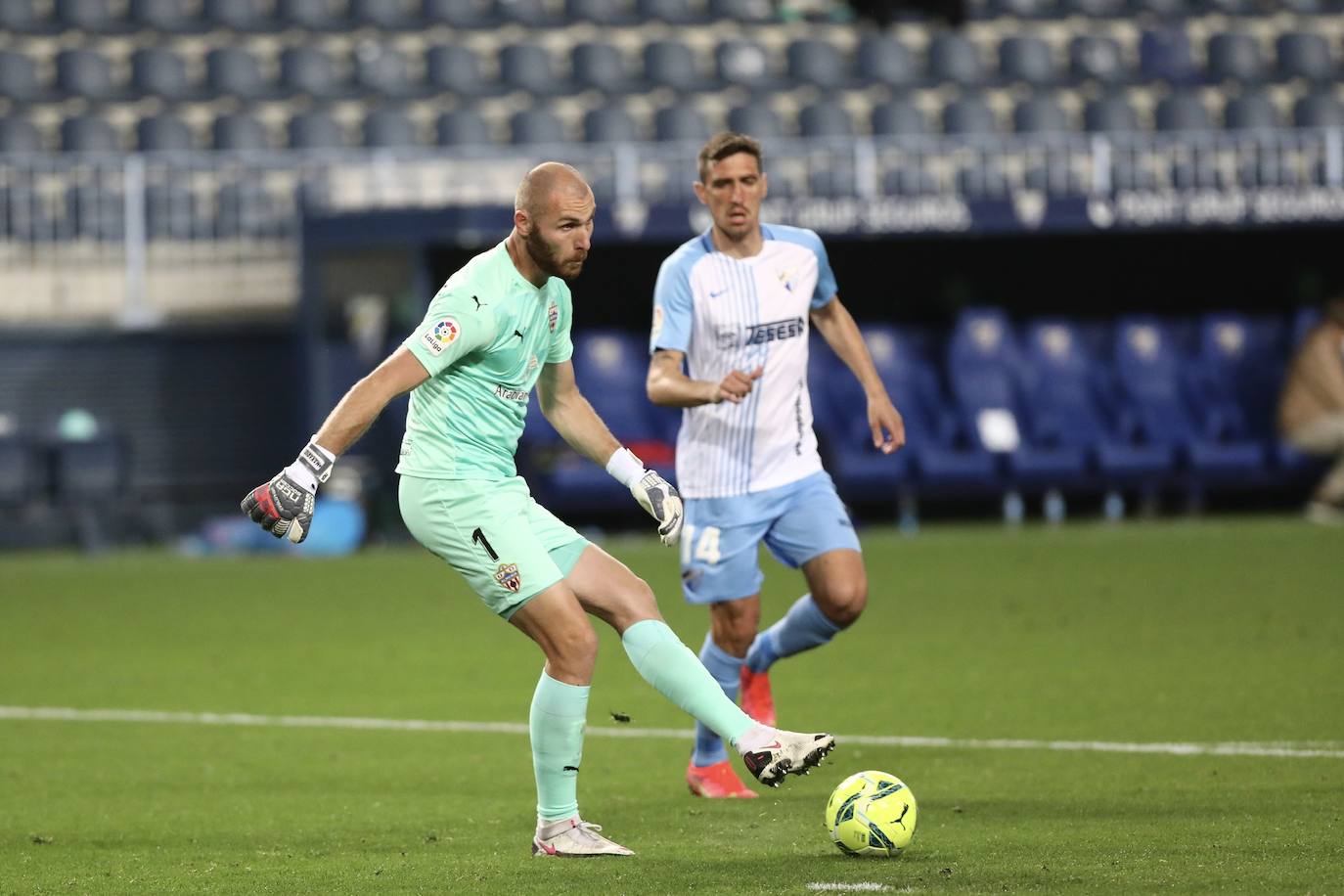 Fotos: Las mejores imágenes del triunfo del Almería en Málaga