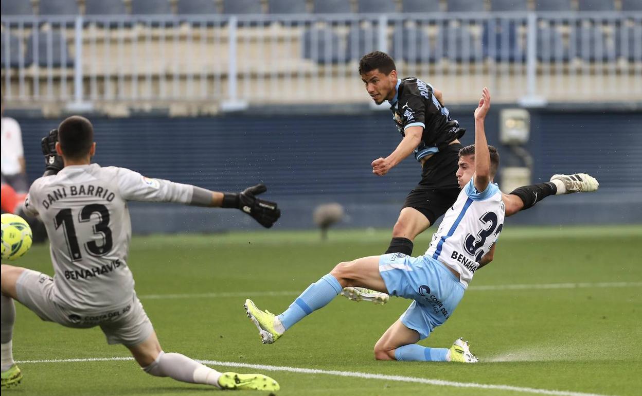 Lucas Robertone bate a Dani Barrio y coloca en el marcador el primero de los tres goles del Almería en La Rosaleda.