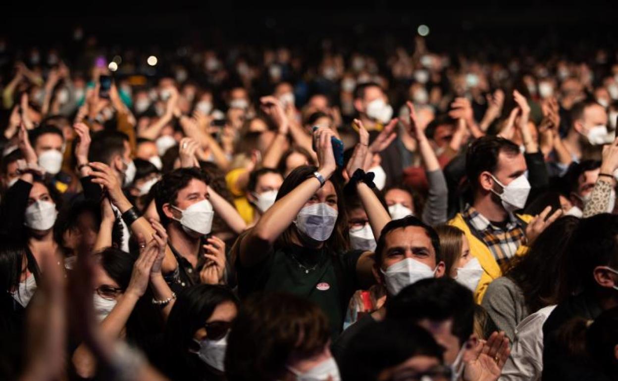 Pandemia en Andalucía | La Junta planea realizar un concierto «parecido» al del Barcelona para probar las medidas anticovid
