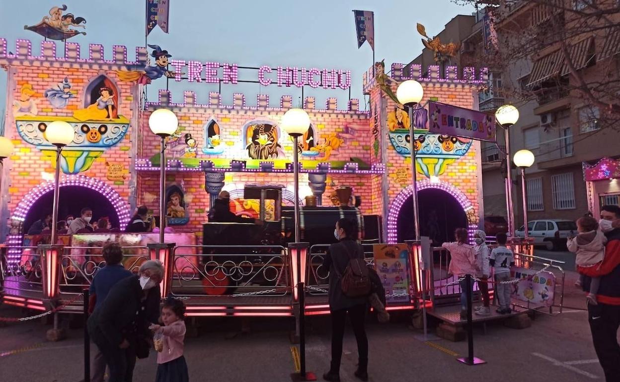 El tradicional tren es una de las atracciones montadas estos días en Torredel campo. 