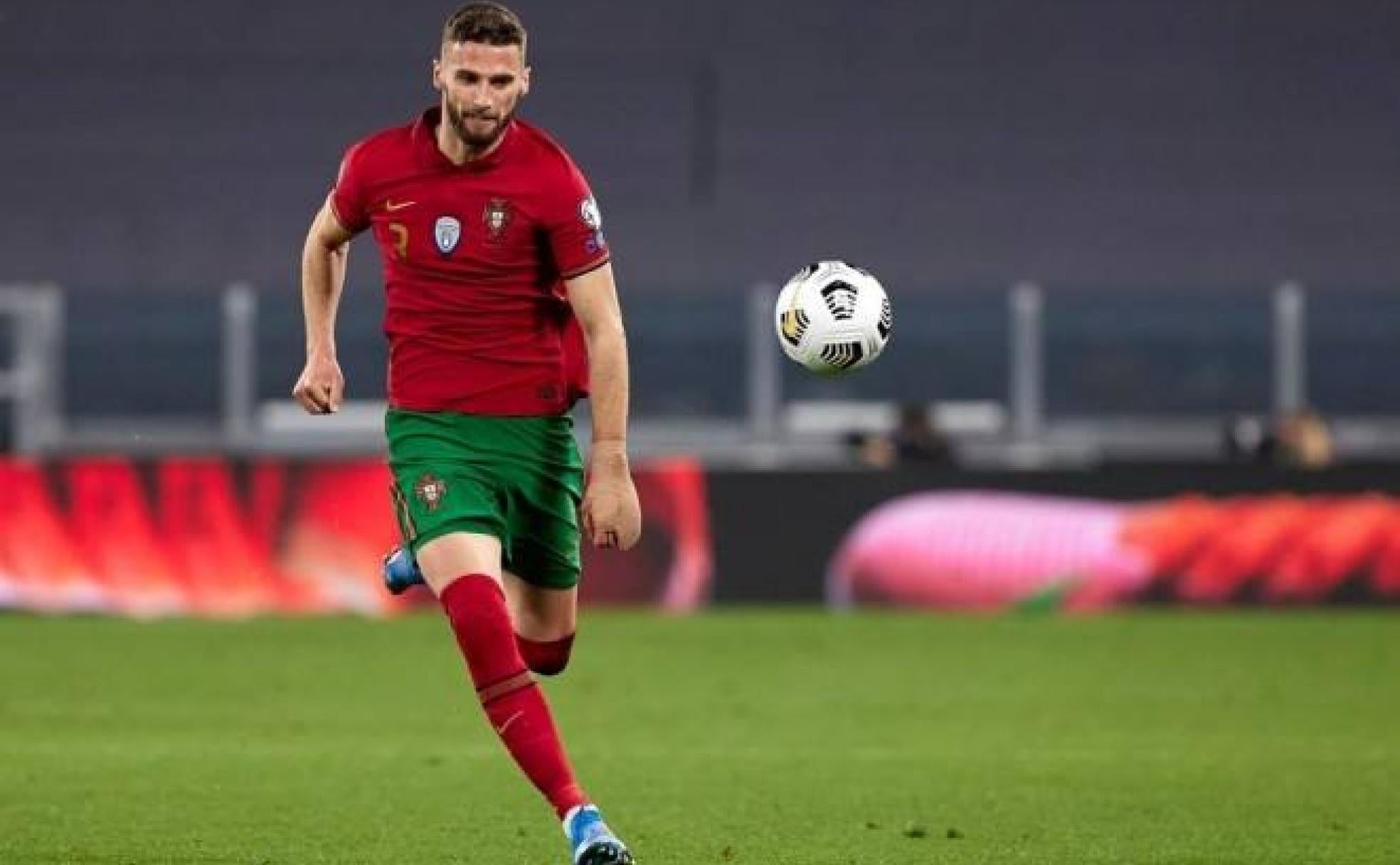 Domingos Duarte persigue un balón en el partido de Portugal contra Azerbaiyán. 