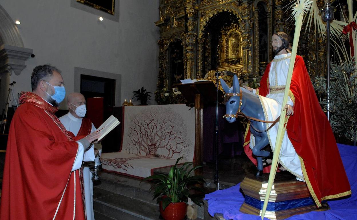 El sacerdote de Lanjarón bendice una talla de Jesús entrando en Jerusalén, adquirida en Puente Genil por Robert López Morillas