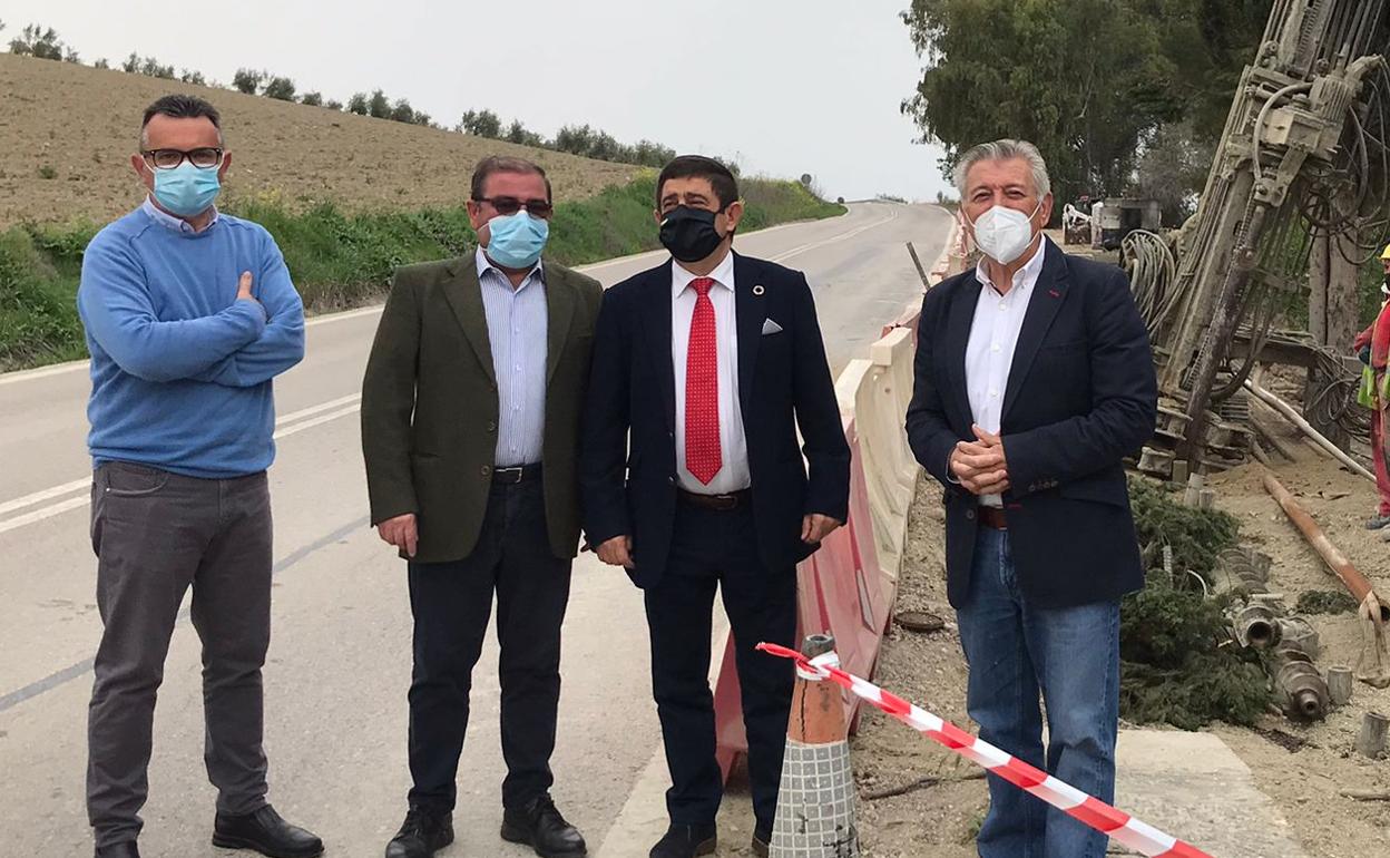 Francisco Reyes (corbata roja) visitó la zona de los trabajos.