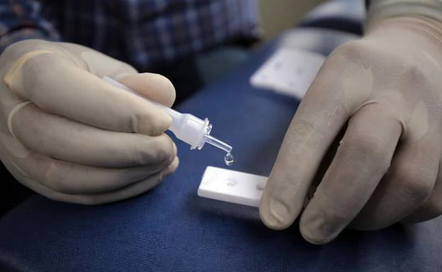 Desarrollan un test que diagnostica en tiempo récord 96 muestras de covid, nuevas variantes y gripe
