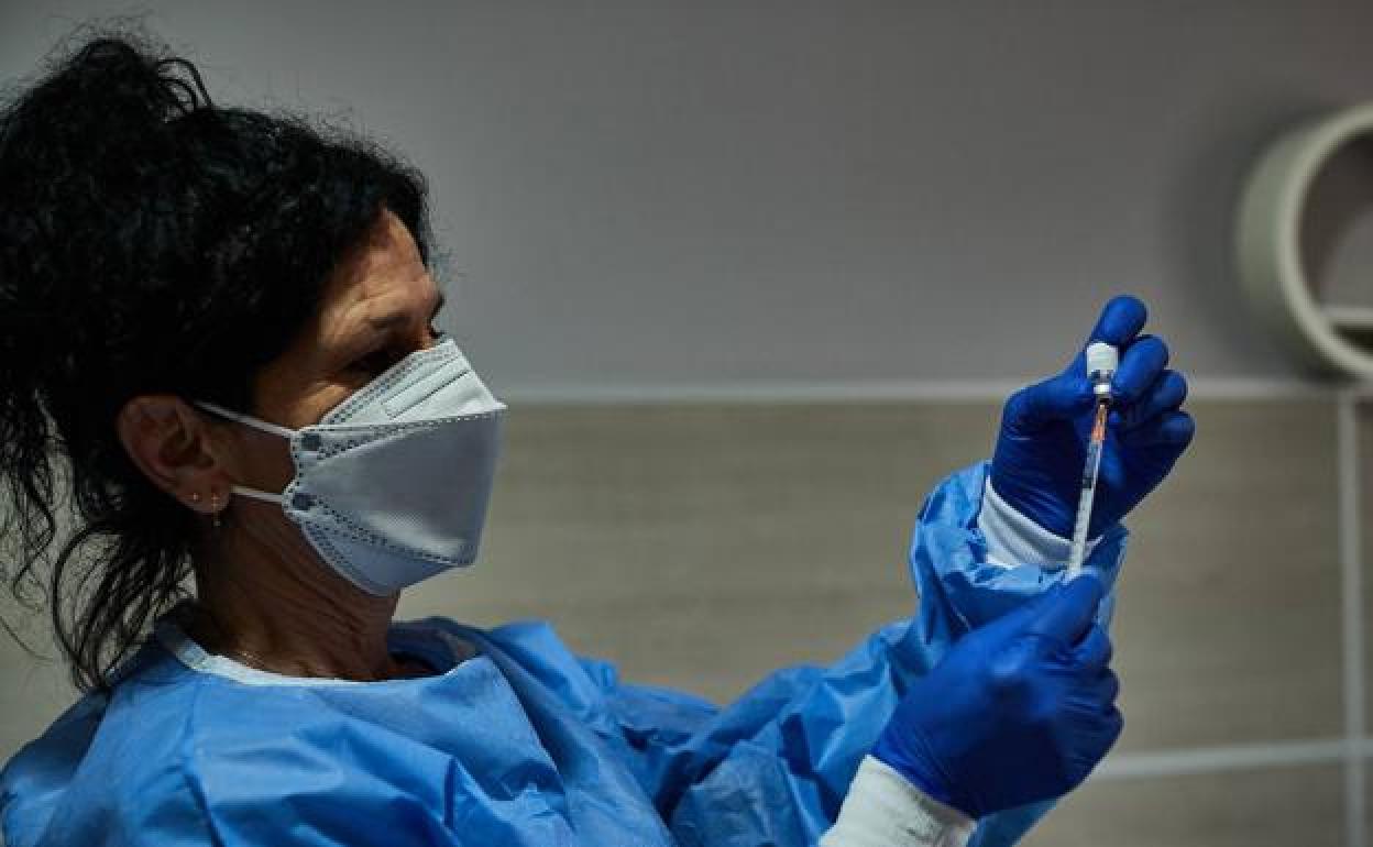 Los contagios en el colectivo sanitario se desploman en Granada por el 'efecto vacuna'