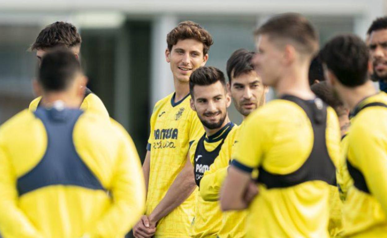 Pau Torres, en el centro de la imagen, en el entrenamiento con el resto del grupo. 