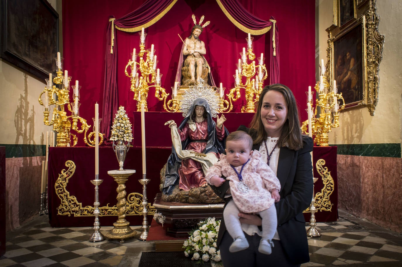 La pequeña Carmen ha mamado el ambiente cofrade.