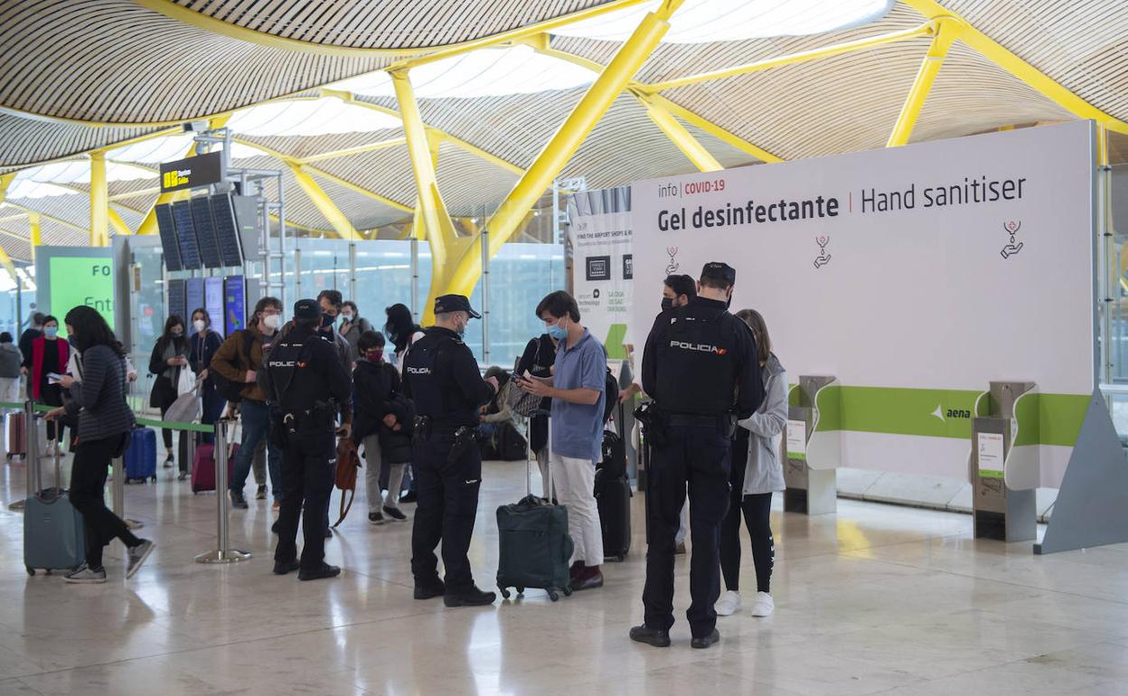 Controles en el aeropuerto de Barajas.