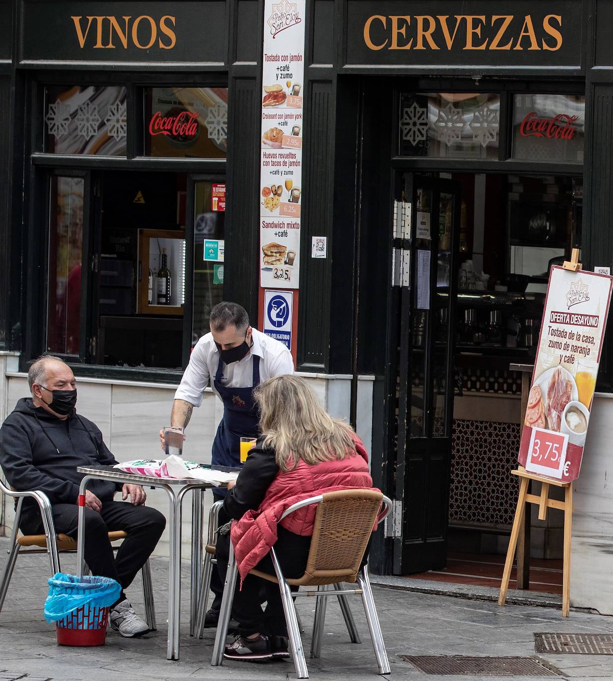 Dos clientes en la terraza de un establecimiento de hostelería. 