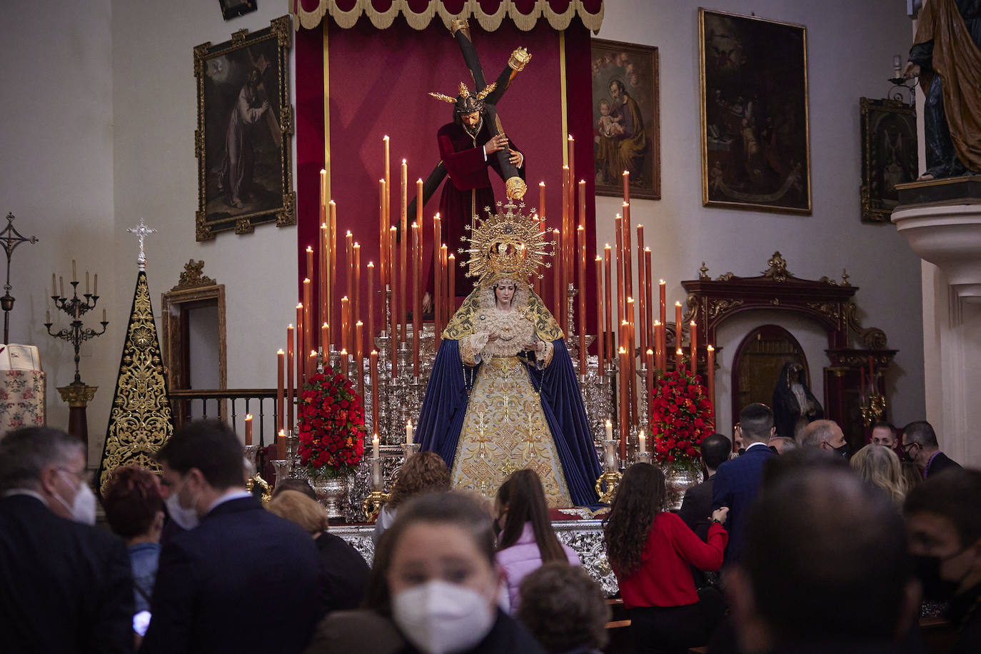 Este Jueves Santo se ha vuelto a repetir el acto solemne de encendido, a las doce de la mañana; en esta ocasión, a cargo del hermano mayor de la cofradía del Silencio