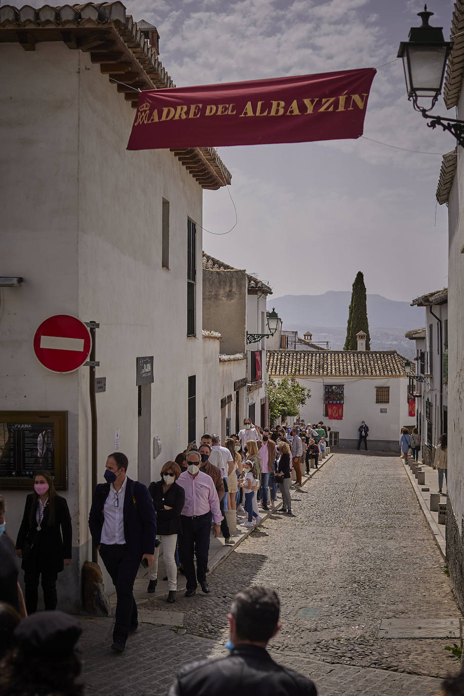 Este Jueves Santo se ha vuelto a repetir el acto solemne de encendido, a las doce de la mañana; en esta ocasión, a cargo del hermano mayor de la cofradía del Silencio