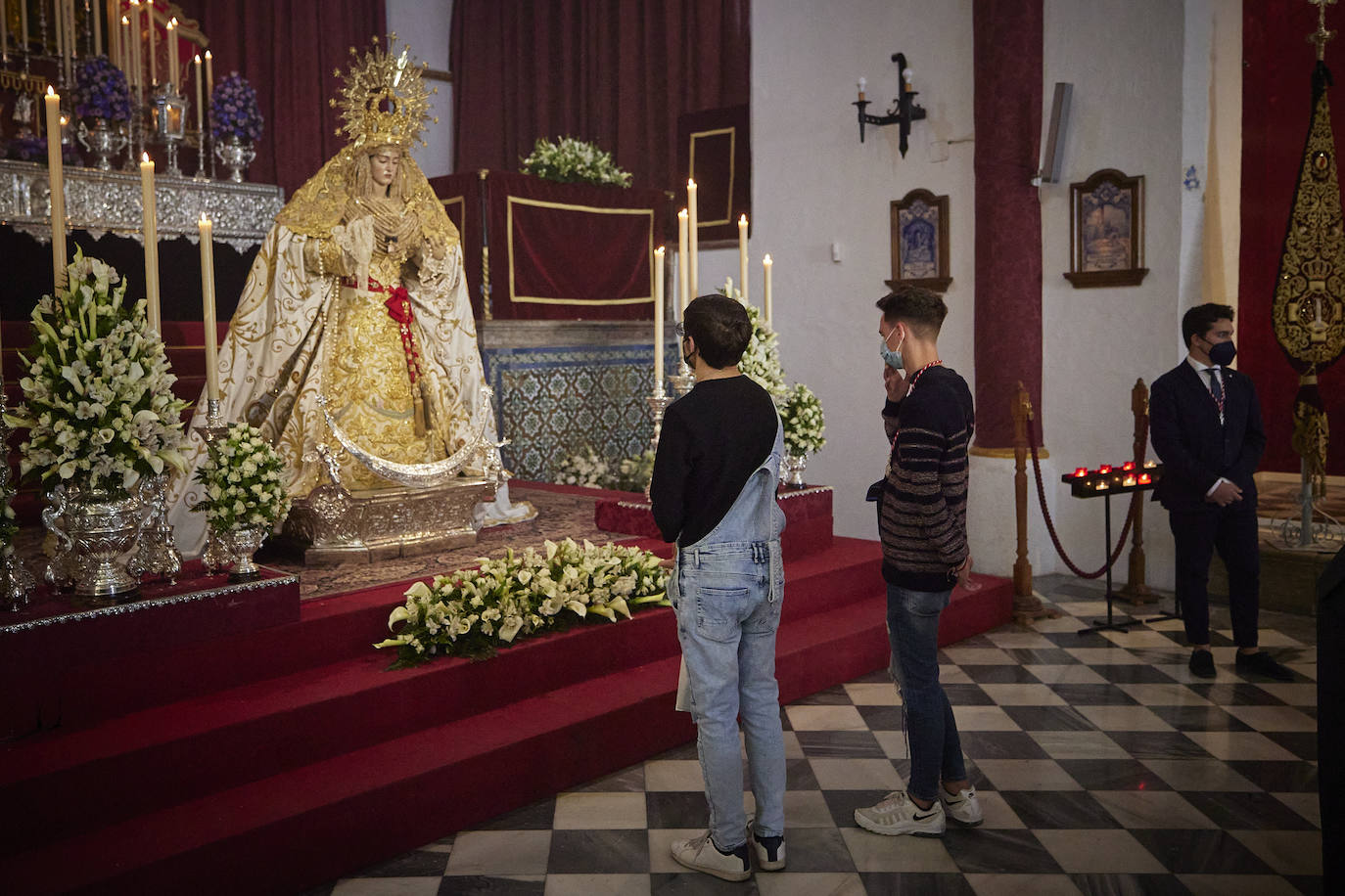 Este Jueves Santo se ha vuelto a repetir el acto solemne de encendido, a las doce de la mañana; en esta ocasión, a cargo del hermano mayor de la cofradía del Silencio