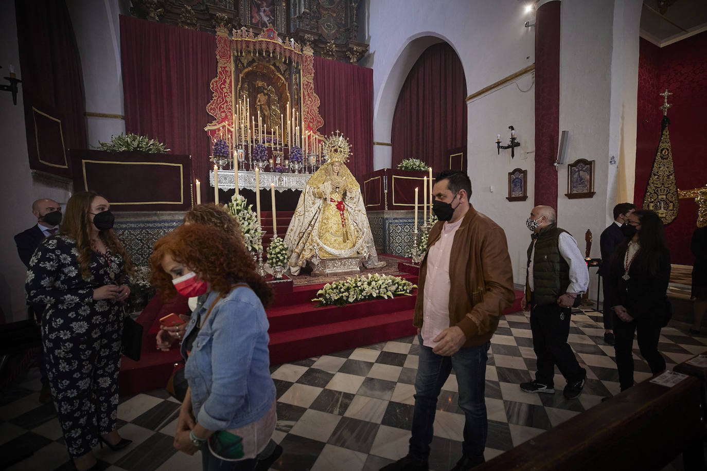 Este Jueves Santo se ha vuelto a repetir el acto solemne de encendido, a las doce de la mañana; en esta ocasión, a cargo del hermano mayor de la cofradía del Silencio