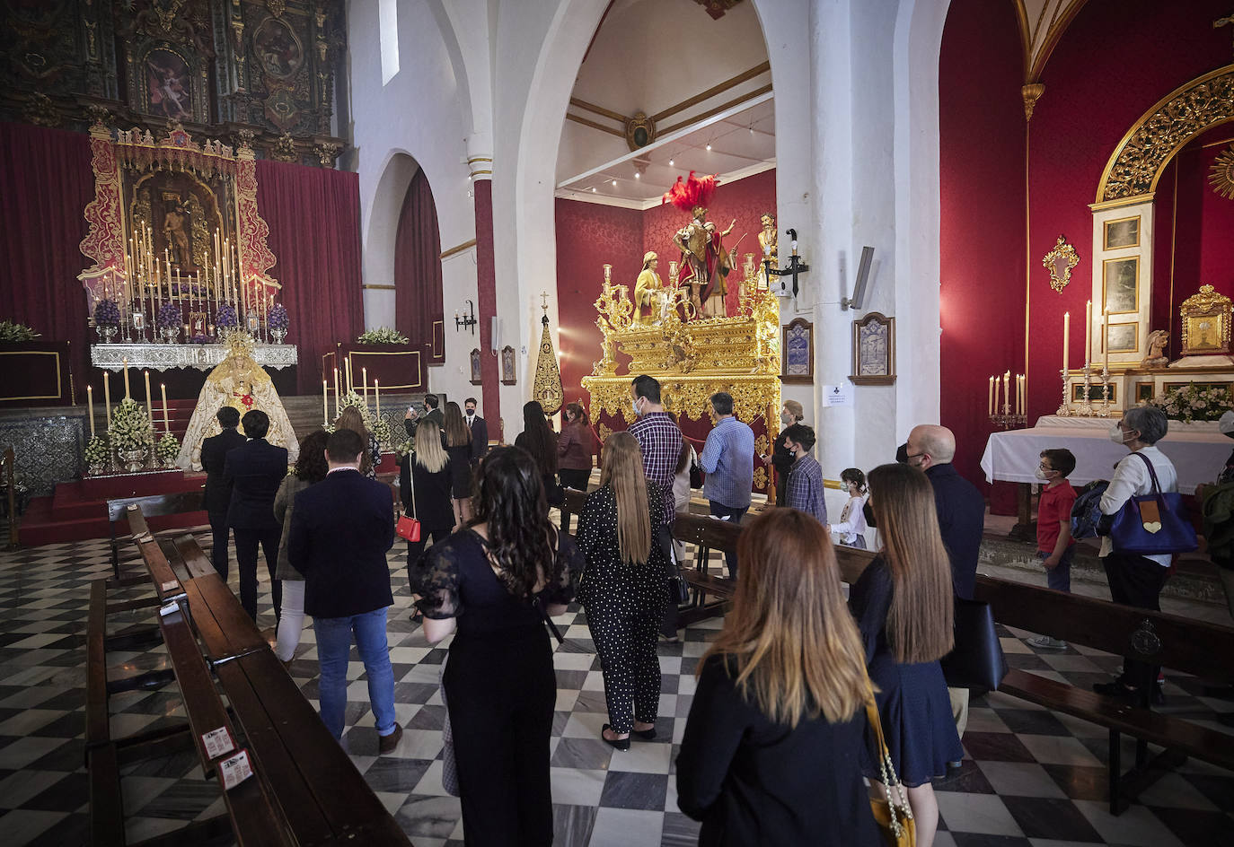 Este Jueves Santo se ha vuelto a repetir el acto solemne de encendido, a las doce de la mañana; en esta ocasión, a cargo del hermano mayor de la cofradía del Silencio