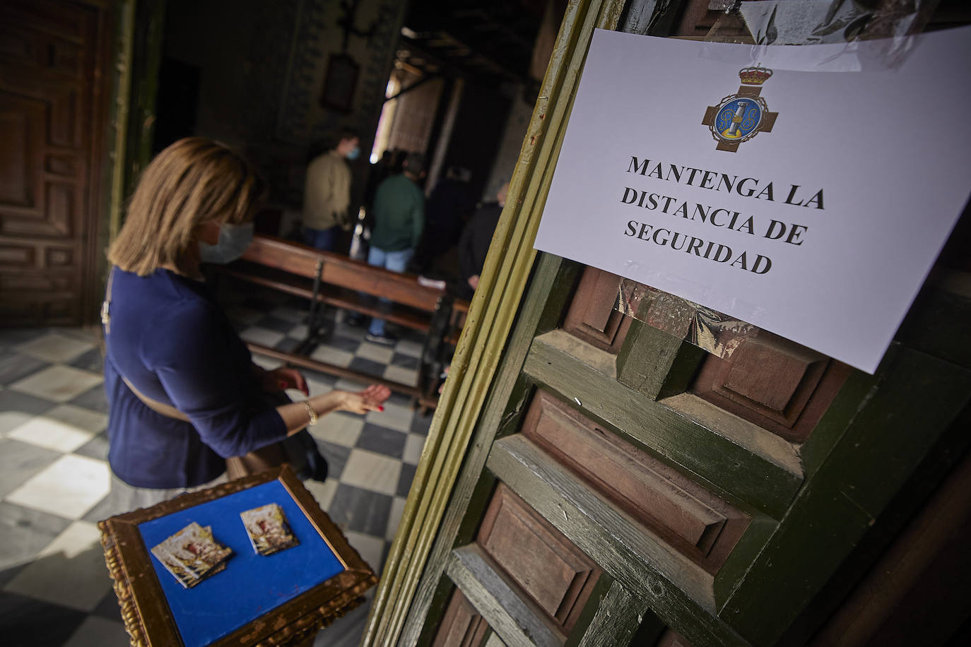 Este Jueves Santo se ha vuelto a repetir el acto solemne de encendido, a las doce de la mañana; en esta ocasión, a cargo del hermano mayor de la cofradía del Silencio