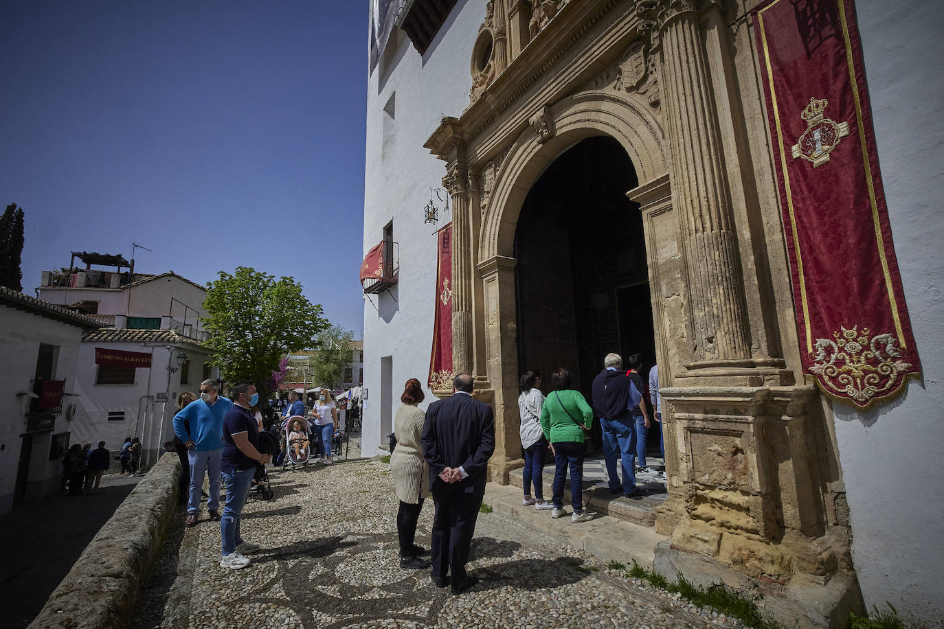 Este Jueves Santo se ha vuelto a repetir el acto solemne de encendido, a las doce de la mañana; en esta ocasión, a cargo del hermano mayor de la cofradía del Silencio