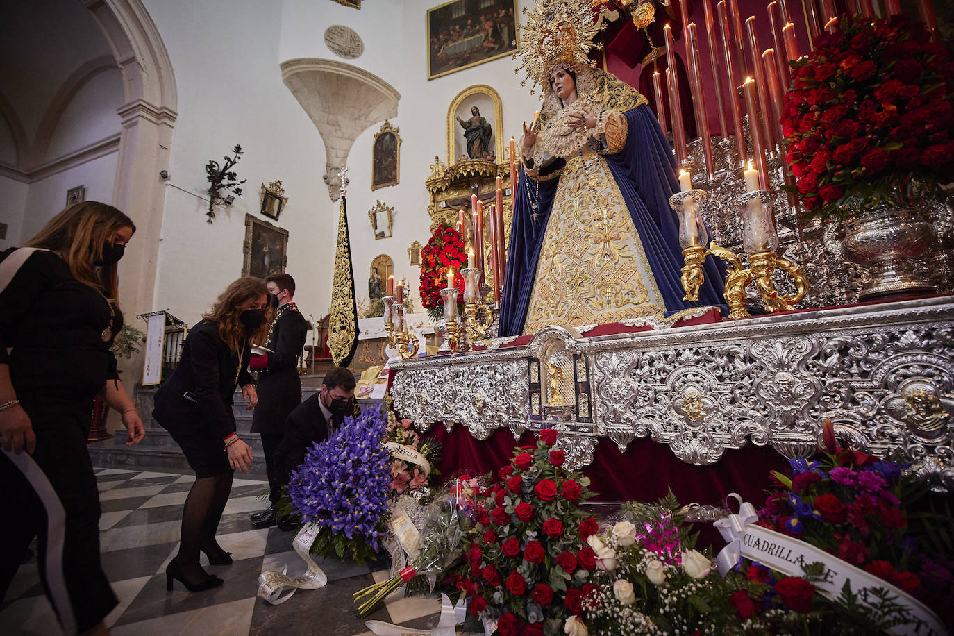 Este Jueves Santo se ha vuelto a repetir el acto solemne de encendido, a las doce de la mañana; en esta ocasión, a cargo del hermano mayor de la cofradía del Silencio