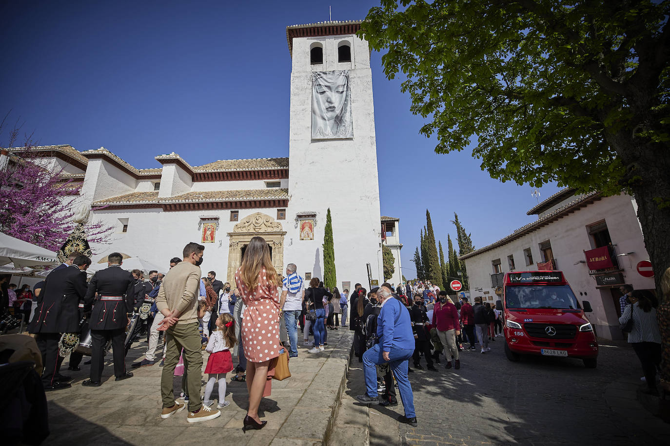 Ciudadanos por las calles de Granada este Jueves Santo.