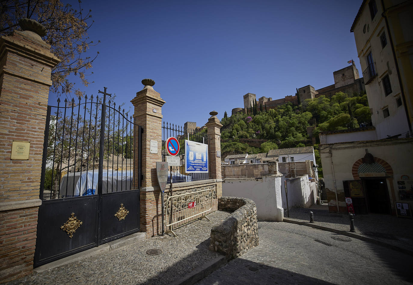 Ciudadanos por las calles de Granada este Jueves Santo.