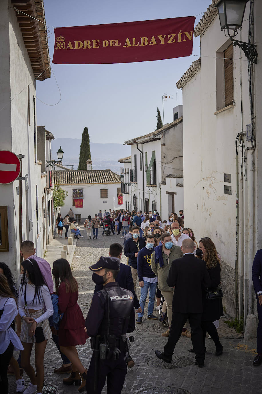 Ciudadanos por las calles de Granada este Jueves Santo.