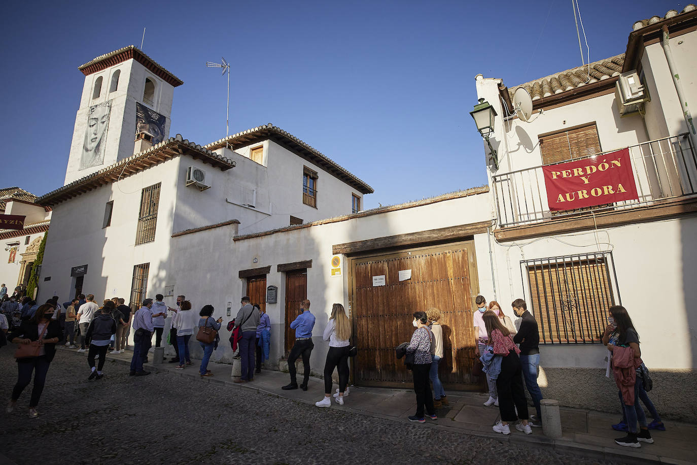 Ciudadanos por las calles de Granada este Jueves Santo.