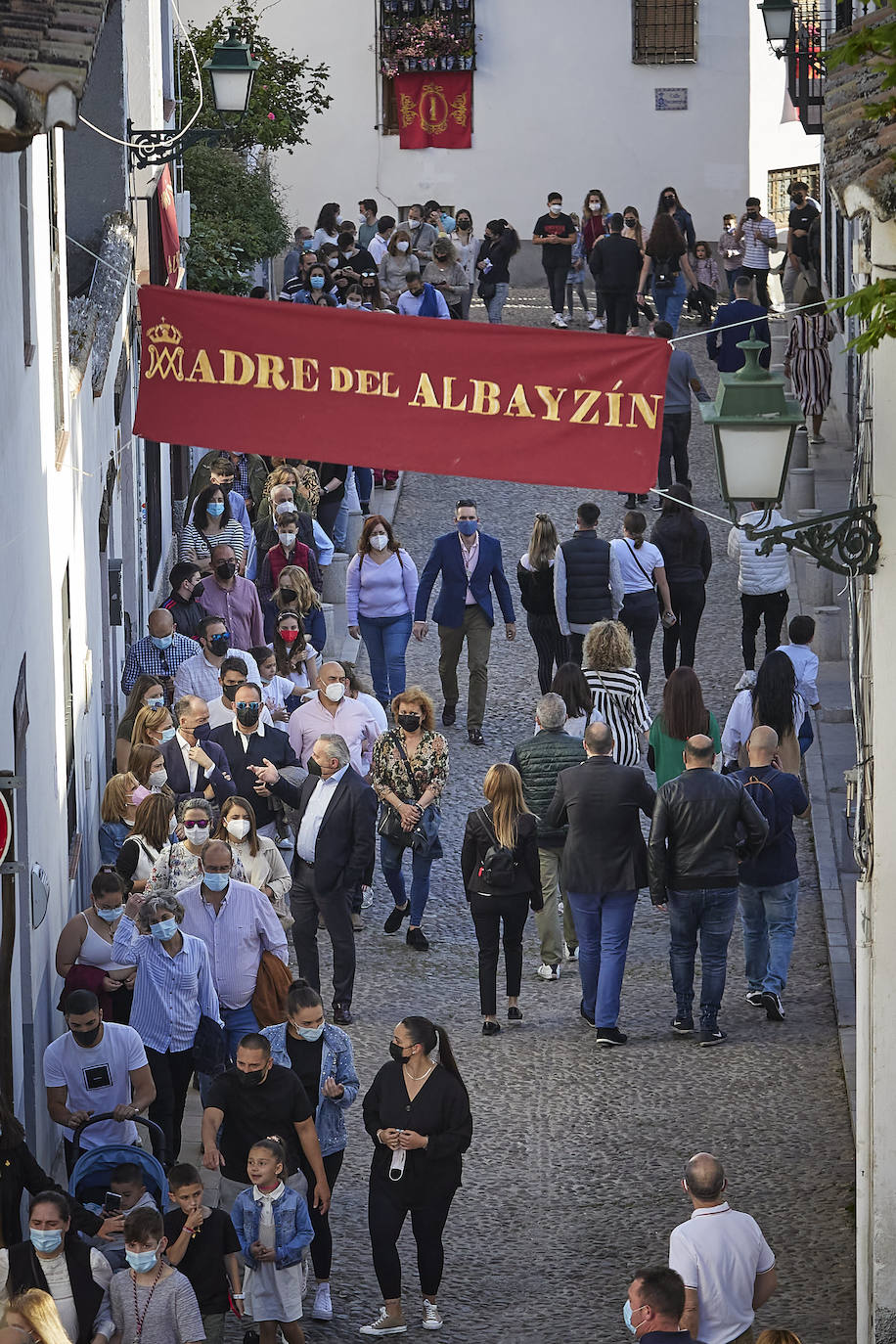 Ciudadanos por las calles de Granada este Jueves Santo.