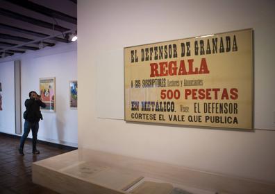 Imagen secundaria 1 - Arriba, Granados y Escoriza observan el cartel de Hermenegildo Lanz. Abajo, otros carteles de la exposición. 
