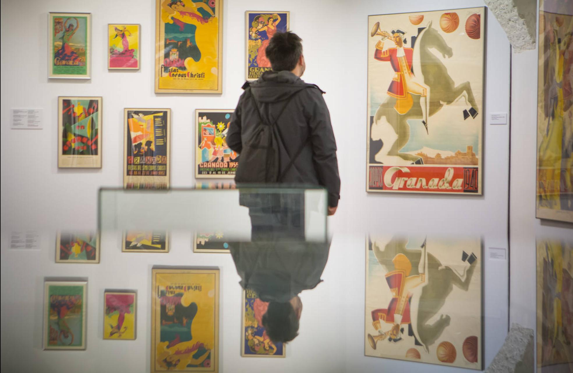 Visitante observa carteles colocados en la sala del aljibe del Museo Casa de los Tiros. 