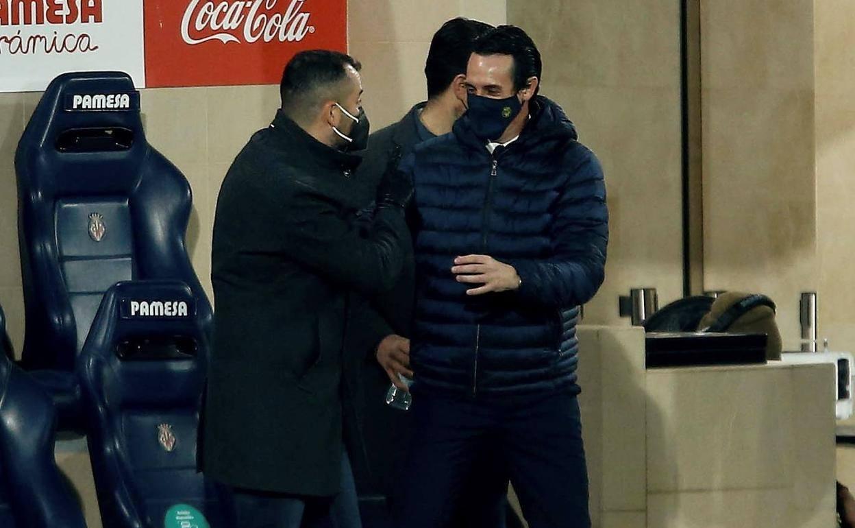 Ambos entrenadores se saludan en el Estadio de la Cerámica. 