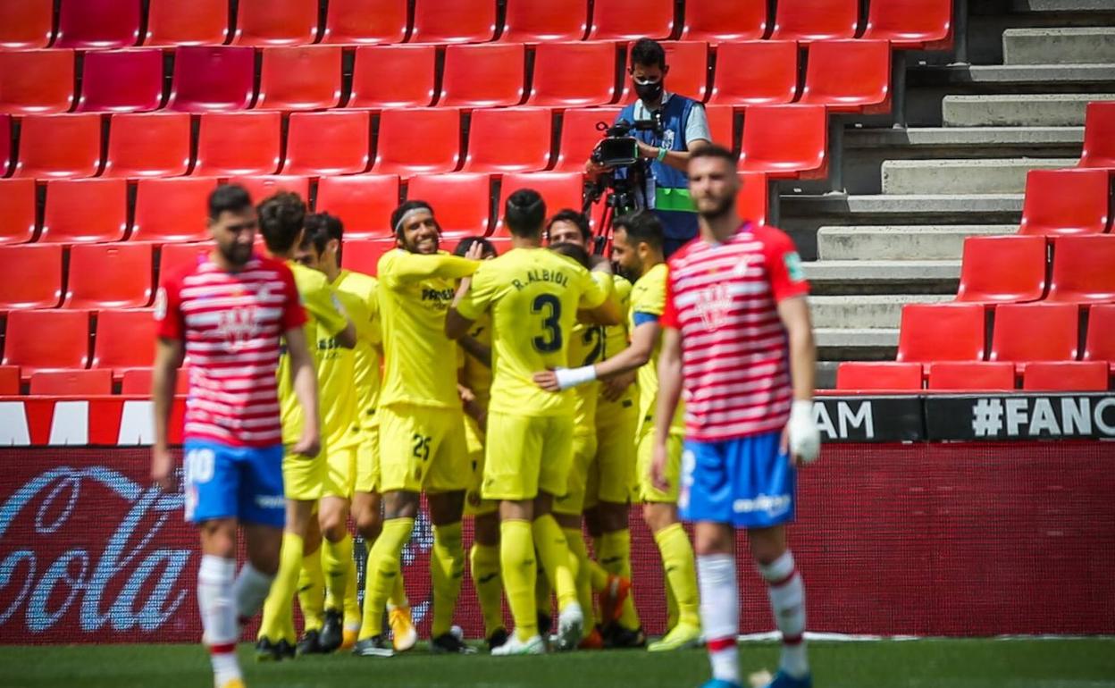 Los jugadores del Villarreal abrazan a Gerard Moreno tras su tercer gol. 