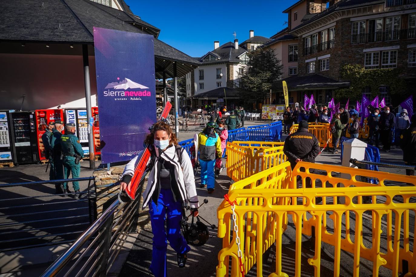 La estación granadina de esquí abre sus puertas con normalidad, con 72 kilómetros de superficie esquiable y cifra el segumiento en menos del 10%