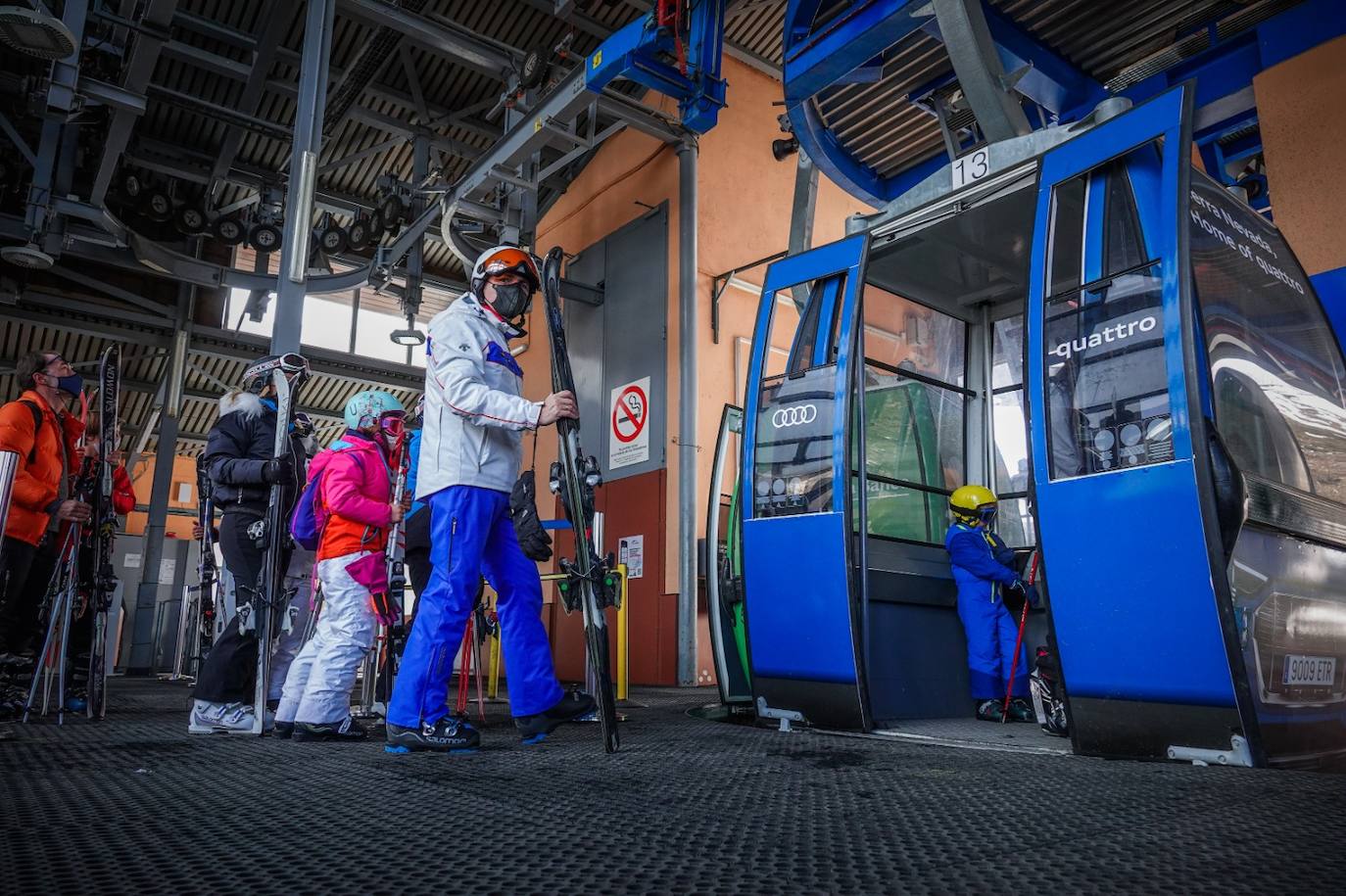 La estación granadina de esquí abre sus puertas con normalidad, con 72 kilómetros de superficie esquiable y cifra el segumiento en menos del 10%