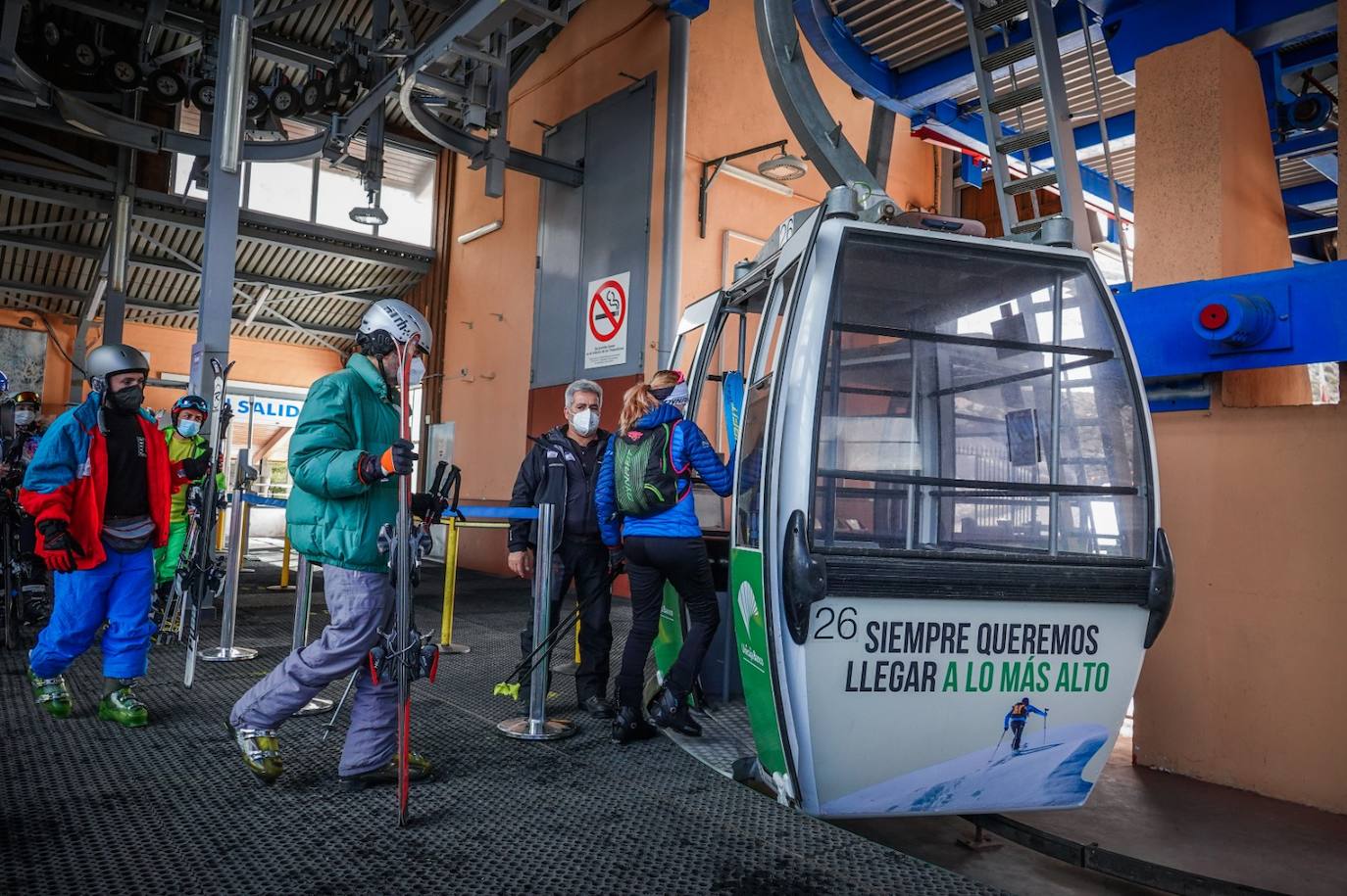 La estación granadina de esquí abre sus puertas con normalidad, con 72 kilómetros de superficie esquiable y cifra el segumiento en menos del 10%