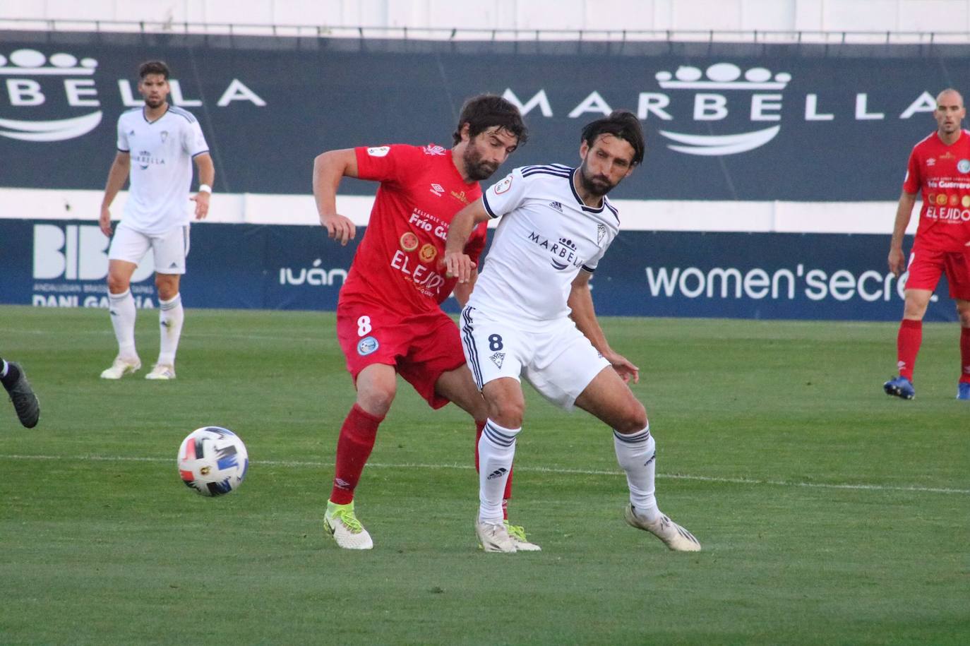 Vícgtor Pérez y Álex Bernal se disputan el balón en el centro del campo. 