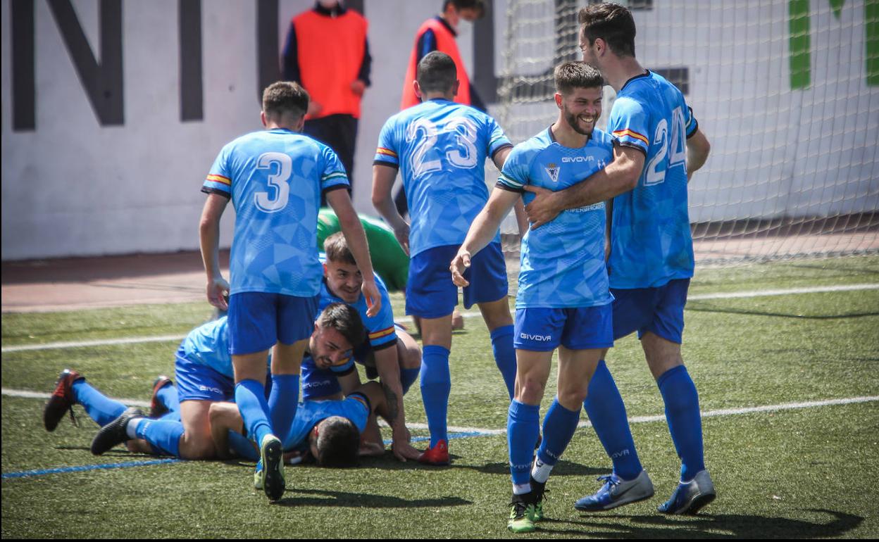 El Maracena celebra el premio a su insitencia con el gol de Bolívar. 