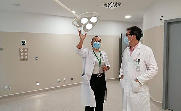 El jefe de servicio de Ginecología revisa las obras en los paritorios. 