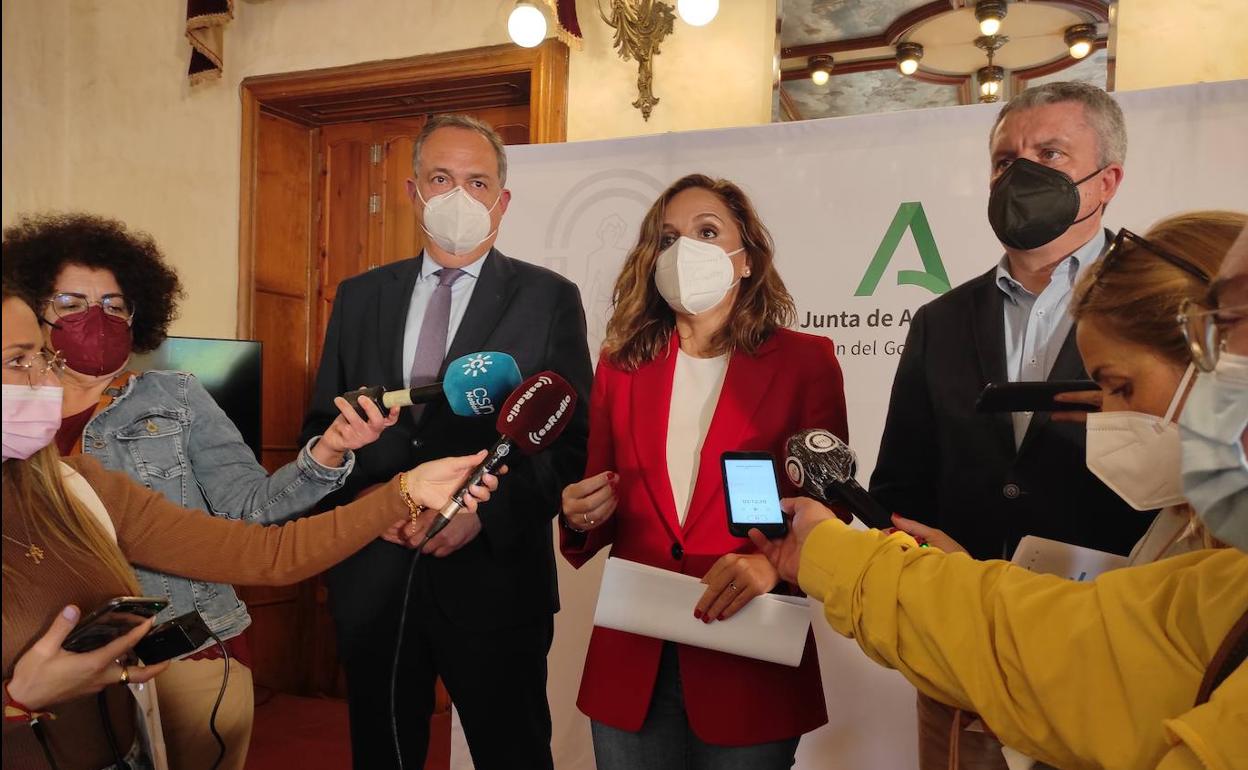 La delegada del Gobierno de la Junta de Andalucía en Almería, Maribel Sánchez, atendiendo a los medios este martes.